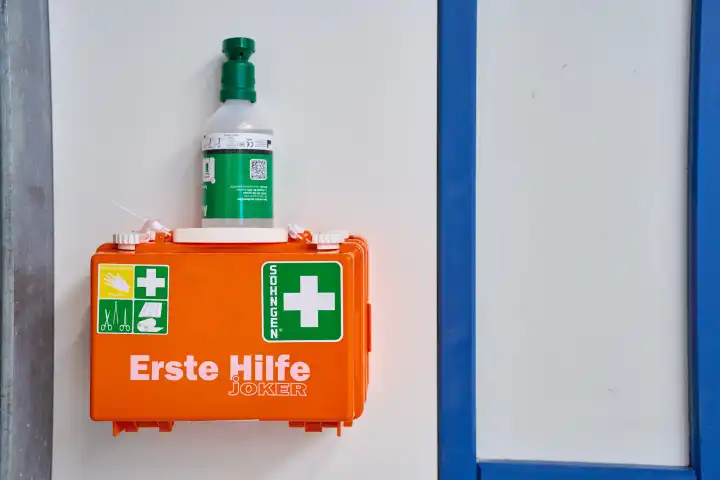 Erste Hilfe Verbandskasten in einer Fabrik. Symbolfoto Arbeitsunfall