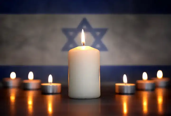 Brennende Kerzen vor einer Isreal Flagge. Symbolfoto Trauer um die gefallenen Soldaten und Zivilisten im Nahost Krieg bzw. Nahostkonflikt. FOTOMONTAGE