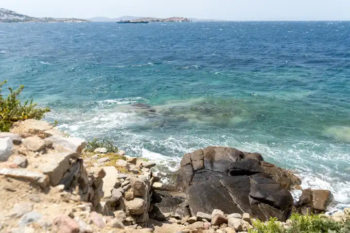 Blick von der Küste auf das Meer auf Mykonos in Griechenland