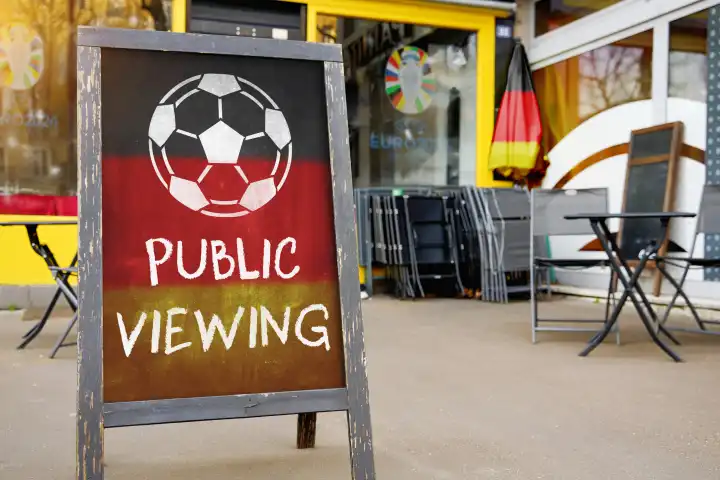 Symbolfoto Public Viewing der UEFA EURO 2024 Fußball Europameisterschaft, Schild vor einer Gaststätte mit Aufschrift: Public Viewing. FOTOMONTAGE