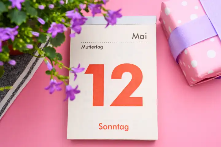 Muttertag, am 12 Mai Kalenderblatt mit Geschenk zum Muttertag und Blumen 