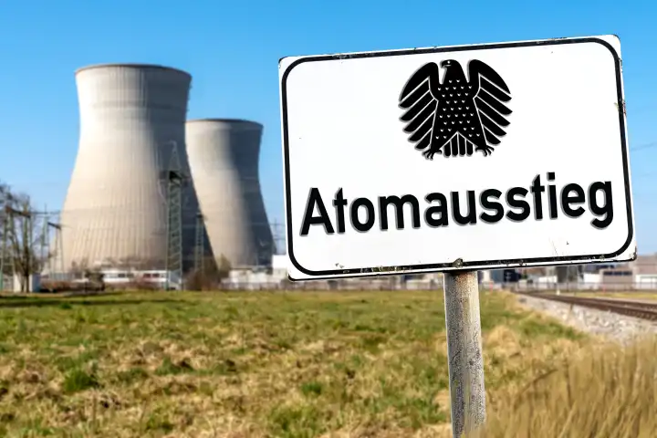 Symbolfoto AKW-Files um den Atomausstieg bzw. Abschaltung der Atomkraftwerke der Bundesrepublik Deutschland. Schild mit Aufschrift Atomausstieg. FOTOMONTAGE