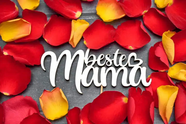 Beste Mama, Gruß zum Muttertag, umgeben von Rosenblättern
