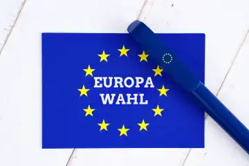 Symbolfoto Europawahl, EU Flagge mit EU Kugelschreiber und dem Schriftzug: Europa Wahl. FOTOMONTAGE