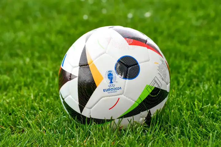 Symbolbild UEFA EURO 2024 offizieller Fußball Spielball von Sportausrüster Adidas auf einem Fußballfeld. Fußball-Europameisterschaft 2024