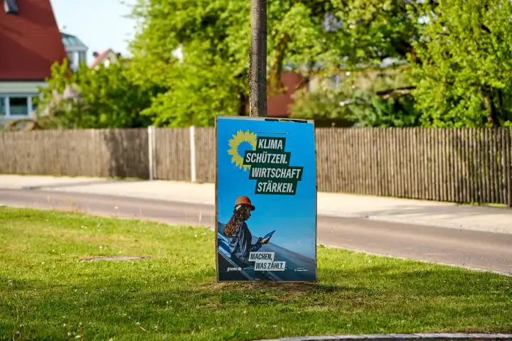 Wahlplakate zur Europawahl 2024. Die Partei Bündnis 90 die Grünen werben mit Plakaten auf Holzschildern 