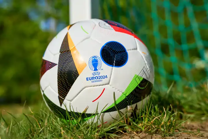 Symbolbild, UEFA EURO 2024 offizieller Fußball Spielball von Sportausrüster Adidas auf einem Fußballfeld vor einem Tor. Fußball-Europameisterschaft 2024