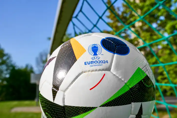 Symbolbild, UEFA EURO 2024 offizieller Fußball Spielball von Sportausrüster Adidas auf einem Fußballfeld vor einem Tor. Fußball-Europameisterschaft 2024
