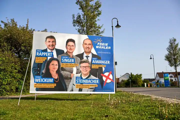 Wahlplakate zur Europawahl 2024. Die Partei Freie Wähler werben mit einem Großen Schild am Straßenrand