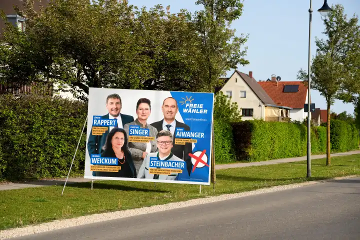 Wahlplakate zur Europawahl 2024. Die Partei Freie Wähler werben mit einem Großen Schild am Straßenrand