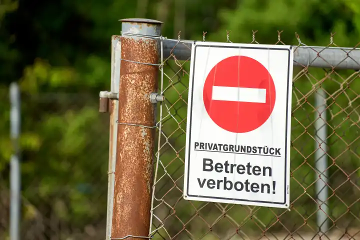 Privatgrundstück, Betreten verboten, Schild an einem Zaun