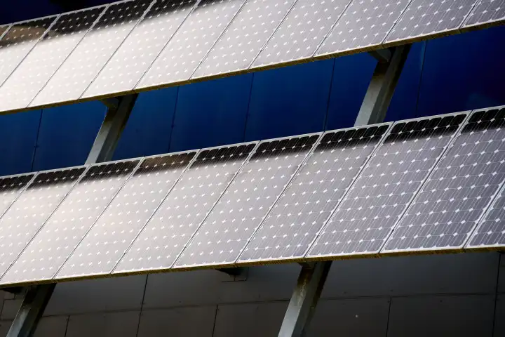 Solarpanel an einem Industriegebäude. Energiewende und Erneuerbare Energie Konzept. Fabrik mit Photovoltaik Anlage