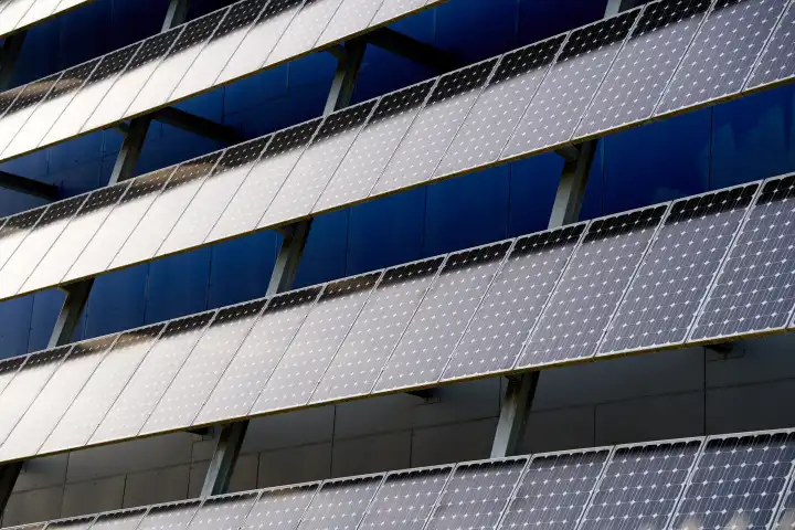 Solarpanel an einem Industriegebäude. Energiewende und Erneuerbare Energie Konzept. Fabrik mit Photovoltaik Anlage