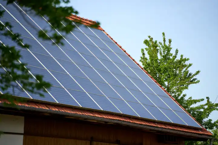 Solarpanel auf einem Hausdach. Energiewende und Erneuerbare Energie Konzept. Wohnhaus mit Photovoltaik Anlage
