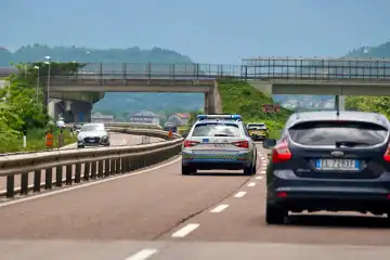 Ein Streifenwagen der italienischen Polizei, Polizia auf der Autobahn Autostrada in Italien
