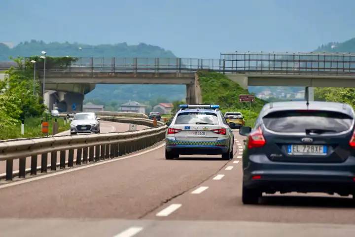 Ein Streifenwagen der italienischen Polizei, Polizia auf der Autobahn Autostrada in Italien