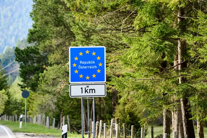 Schild an der Grenze von Deutschland zu Österreich. Republik Österreich in einem Kilometer