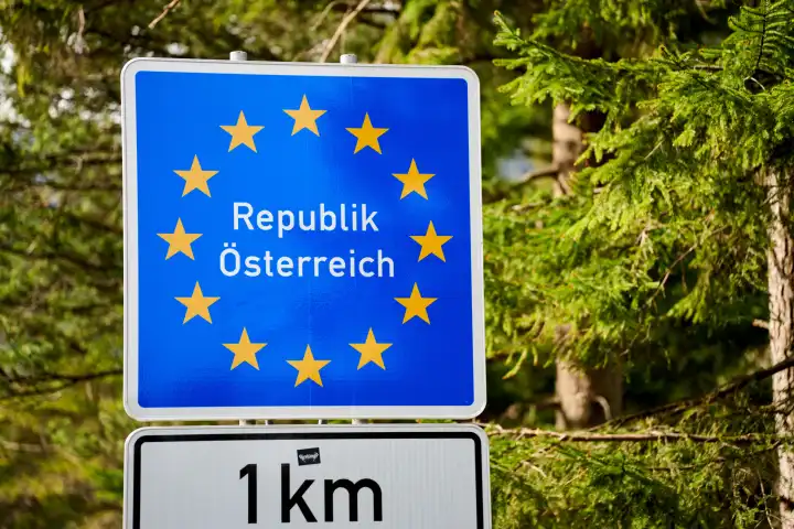 Schild an der Grenze von Deutschland zu Österreich. Republik Österreich in einem Kilometer
