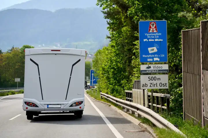 Symbolbild Vignettenpflicht auf österreichischen Autobahnen. Schild auf einer Straße in Österreich vor der Autobahn mit dem Hinweis auf die Vignettenpflicht