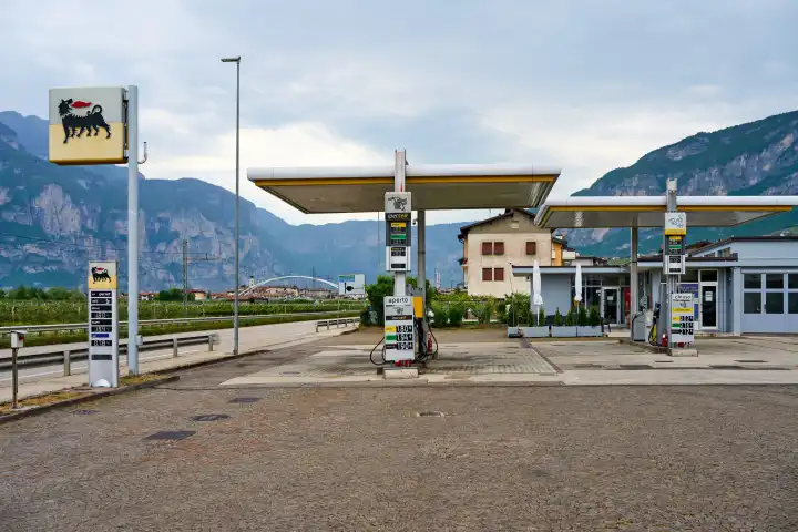 Leere Eni Tankstelle ohne Autos in Italien. Geschlossene Tankstelle