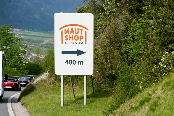 Symbolbild Vignettenpflicht auf österreichischen Autobahnen. Schild mit Wegweiser zum Maut Shop von Asfinag