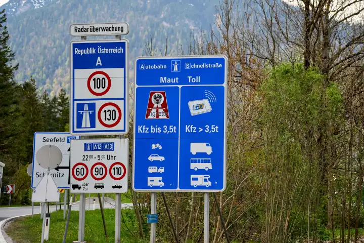 Symbolbild Vignettenpflicht auf österreichischen Autobahnen. Schild auf einer Straße in Österreich vor der Autobahn mit dem Hinweis auf die Vignettenpflicht