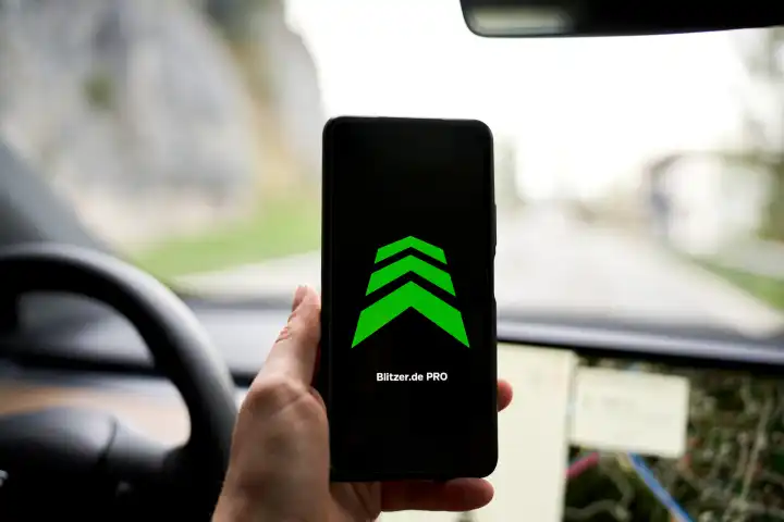 Blitzer.de Pro Logo der Blitzer-App im Auto auf einem Smartphone warnt vor einem mobilen Blitzer 
