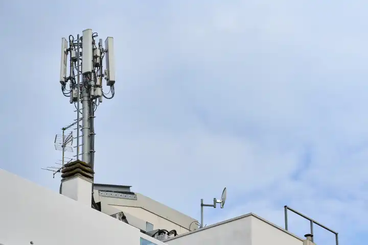 Mobilfunkantenne auf dem Dach von einem Hotel in Italien. Mobilfunk und Empfang im Ausland Konzept