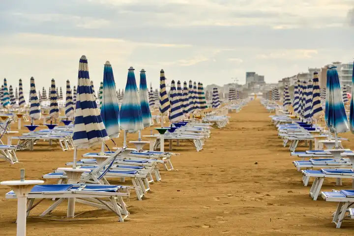 Geschlossene Sonnenschirme am Strand von Lido di Jesolo in Italien 