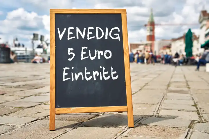 Schild auf der Straße in Venedig mit Aufschrift: Venedig 5 Euro Eintritt. FOTOMONTAGE