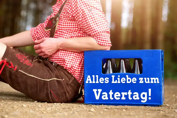 Bayer in Lederhose neben einer Bierkiste mit Aufschrift: Alles Liebe zum Vatertag! FOTOMONTAGE