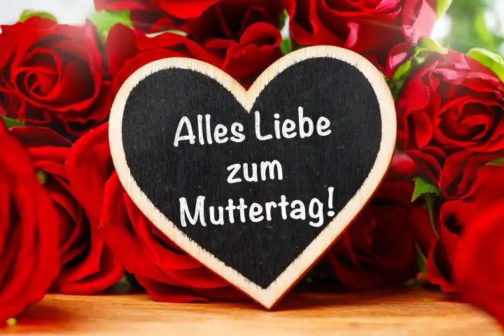 Rote Rosen mit einem Schild in Herzform mit Aufschrift: Alles Liebe zum Muttertag! FOTOMONTAGE