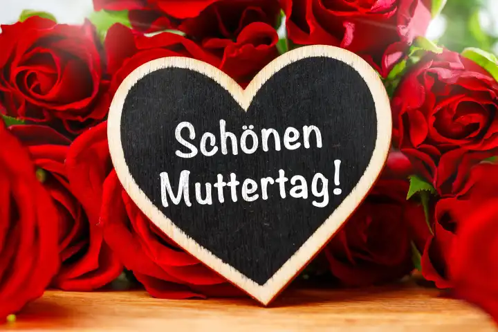 Rote Rosen mit einem Schild in Herzform mit Aufschrift: Schönen Muttertag! FOTOMONTAGE 