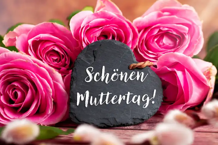 Blumenstrauß aus Rosen mit einem Schieferherz mit dem Schriftzug: Schönen Muttertag! FOTOMONTAGE