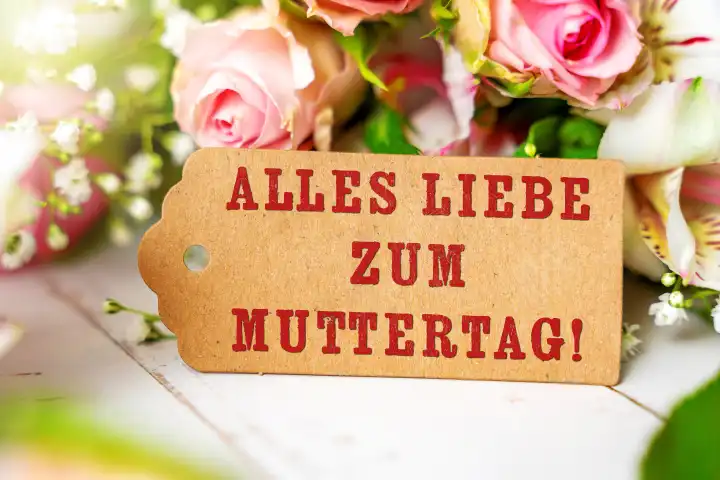 Blumenstrauß mit Grußkarte und der Aufschrift: Alles Liebe zum Muttertag! FOTOMONTAGE