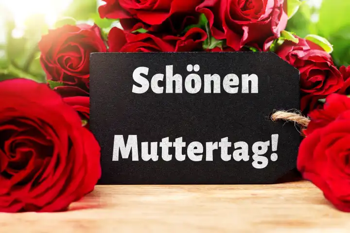 Rote Rosen mit einer Grußkarte mit Aufschrift: Schönen Muttertag! FOTOMONTAGE