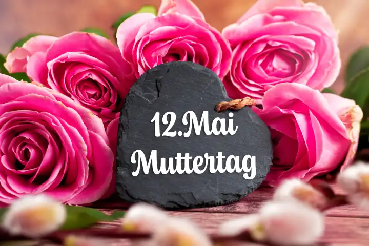 Blumenstrauß mit einem Schieferherz mit der Aufschrift 12. Mai Muttertag. FOTOMONTAGE