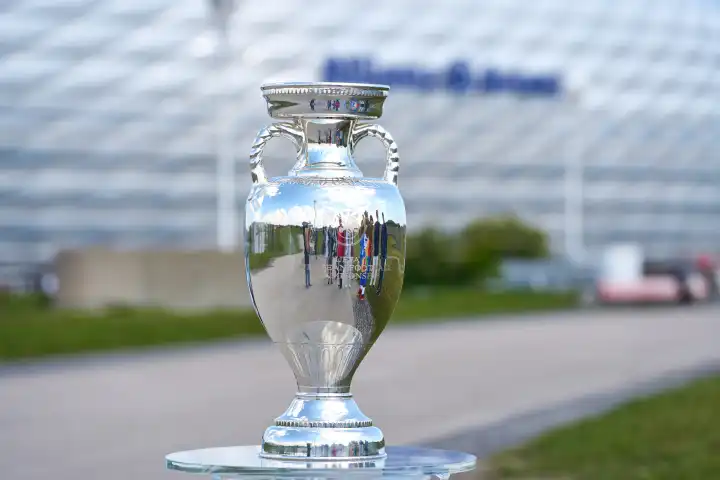 Der Siegerpokal der Fußball Europameisterschaft, Henri-Delaunay-Pokal der UEFA EURO 2024 vor der Allianz Arena in München 