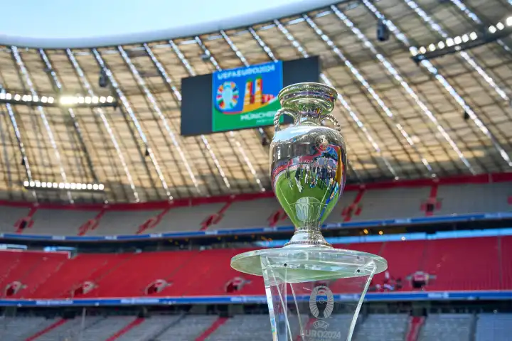 Der Siegerpokal der Fußball Europameisterschaft, Henri-Delaunay-Pokal der UEFA EURO 2024 in der Allianz Arena in München