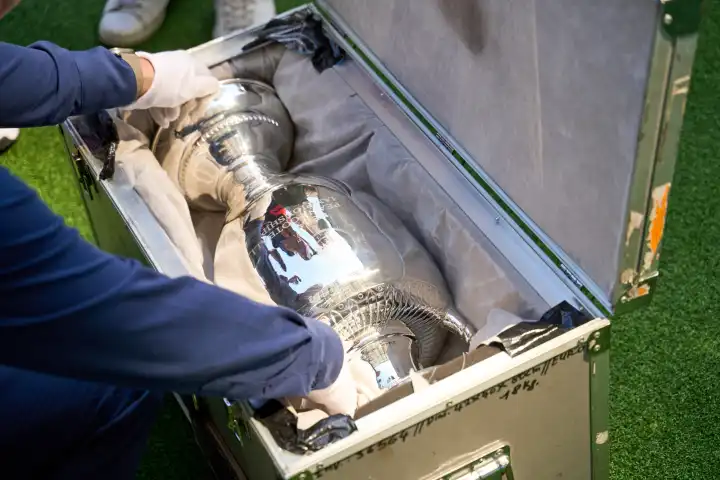 Der Siegerpokal der Fußball Europameisterschaft, Henri-Delaunay-Pokal der UEFA EURO 2024 wird in der Allianz Arena ausgepackt