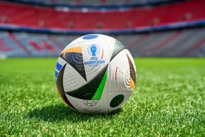 Themenbild UEFA EURO 2024: Spielball zur Fußball Europameisterschaft auf dem Spielfeld Rasen in der Allianz Arena in München