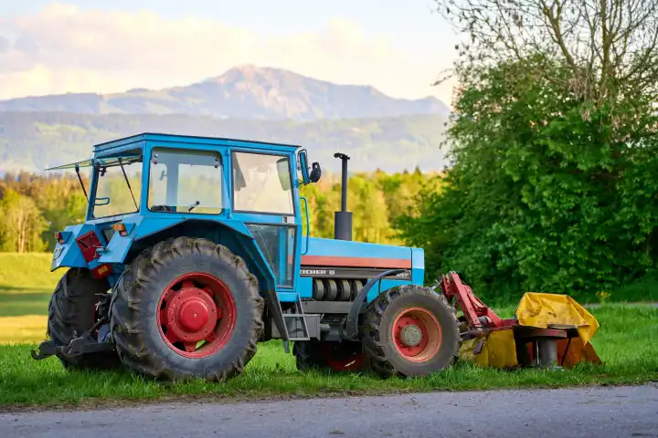 Eicher 3072 Turbo landwirtschaftlicher Traktor auf einem Bauernhof in Bayern