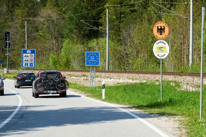 Symbolbild Einreise von Österreich nach Deutschland. Fahrzeuge fahren über die Grenze in die Bundesrepublik Deutschland