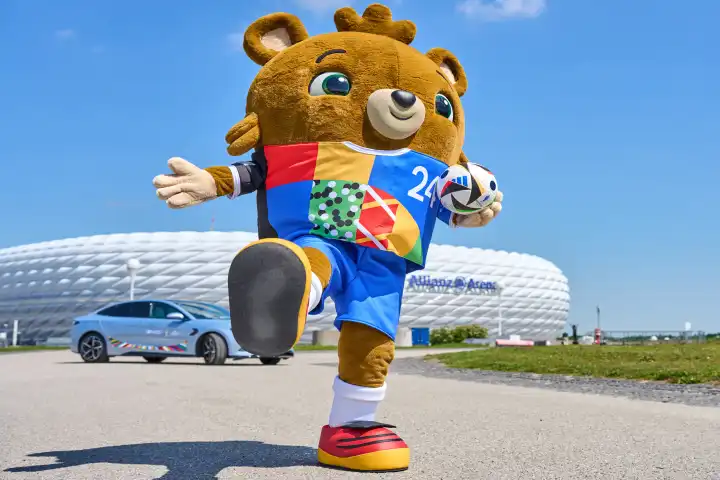 Maskottchen der EM 2024 bzw. Fußball-Europameisterschaft vor der Allianz Arena, mit einem BYD Seal Elektroauto als Sponsor und einem Adidas Spielball im Trikot