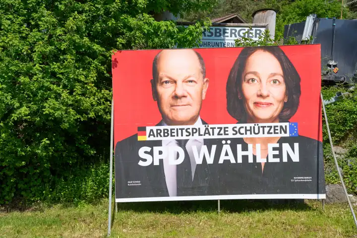 Wahlplakate zur Europawahl 2024 hängen in Garmisch-Patenkirchen in Bayern von der Partei SPD mit Bundeskanzler Olaf Scholz