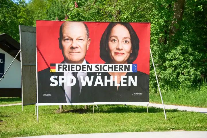 Wahlplakate zur Europawahl 2024 hängen in Garmisch-Patenkirchen in Bayern von der Partei SPD mit Bundeskanzler Olaf Scholz