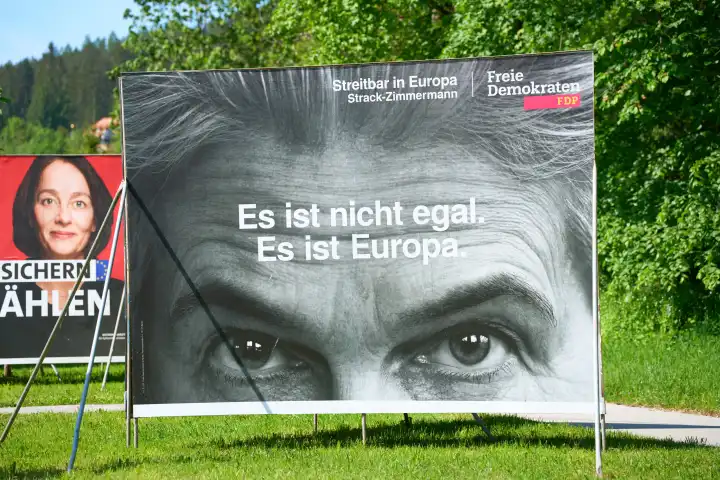 Wahlplakate zur Europawahl 2024 hängen in Garmisch-Patenkirchen in Bayern von der Partei FDP Freie Demokratische Partei mit Politikerin Marie-Agnes Strack-Zimmermann