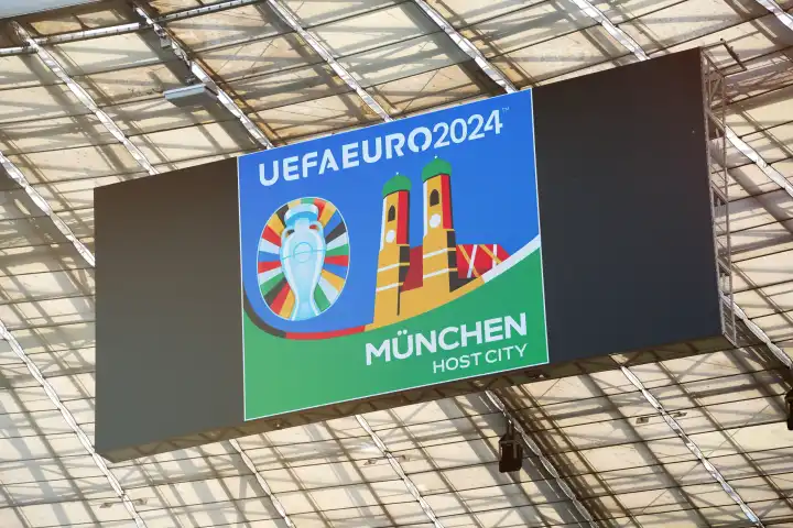Anzeigetafel in der Allianz Arena mit dem Logo der UEFA Euro 2024 (Europameisterschaft im Fußball) und dem Schriftzug „München Host City", als Symbol für den Austragungsort