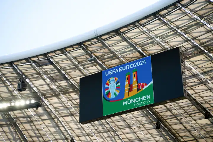 Anzeigetafel in der Allianz Arena mit dem Logo der UEFA Euro 2024 (Europameisterschaft im Fußball) und dem Schriftzug „München Host City", als Symbol für den Austragungsort