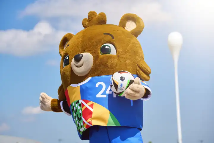 Das offizielle Maskottchen der UEFA EURO 2024 Albärt mit offiziellem Adidas Fußball bzw. Spielball in der Hand 